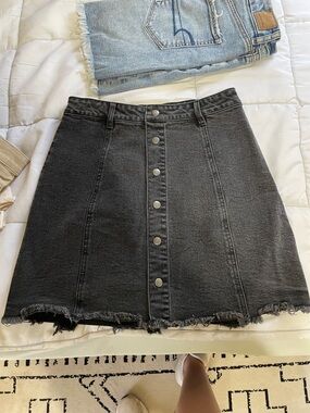 Hot Miami Styles Black Button-Front Mini Skirt